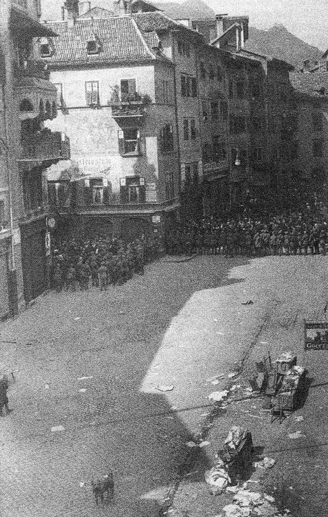 Italienisches Militär beim Absperren des Bozner Obstmarktes nach dem faschistischen Überfall am 24. April 1921